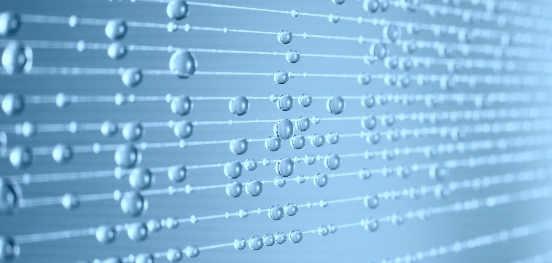 alt=Wassertropfen auf Schnüren