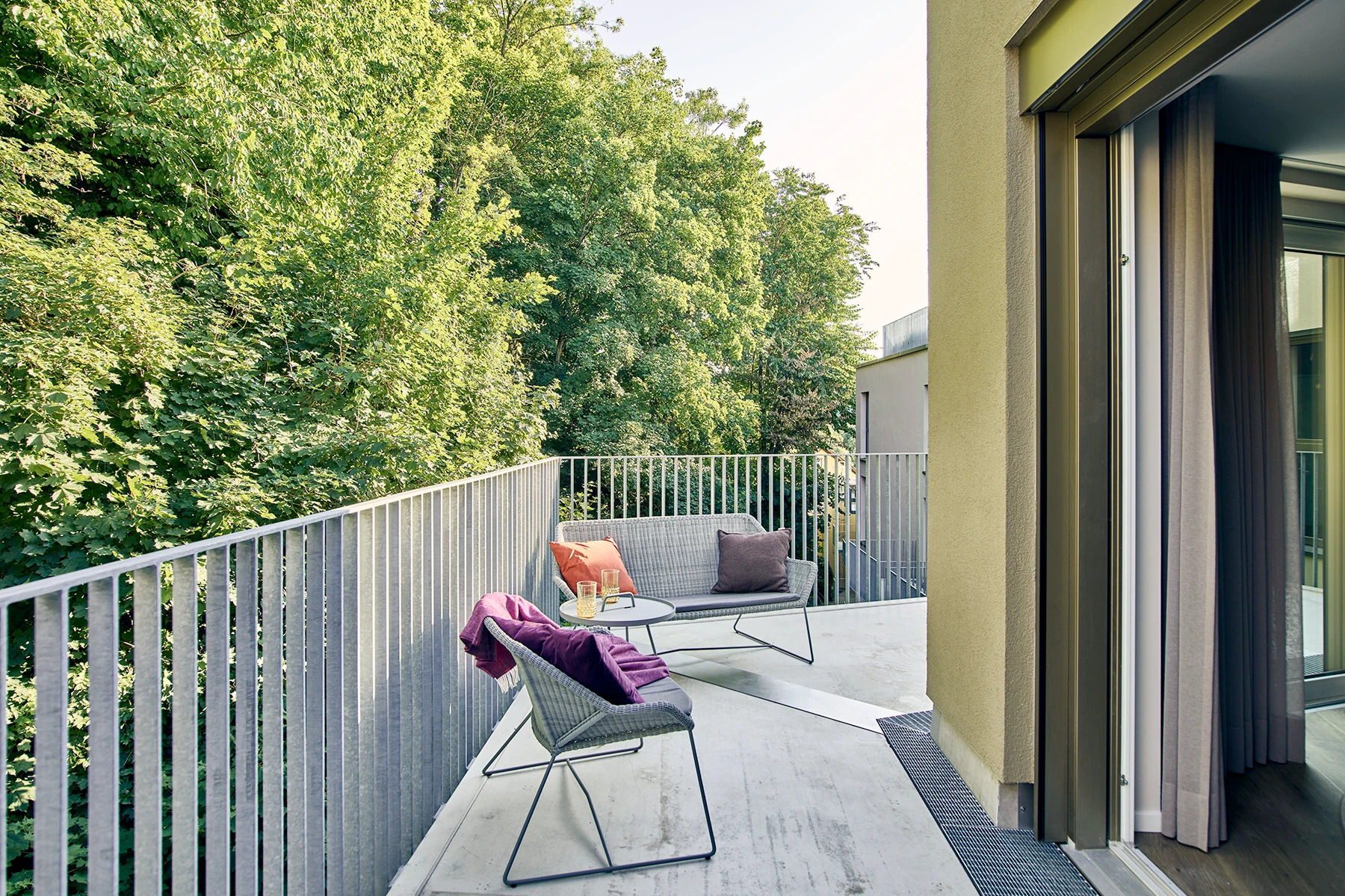 Privater Balkon mit Loungemöbeln und Blick ins Grüne