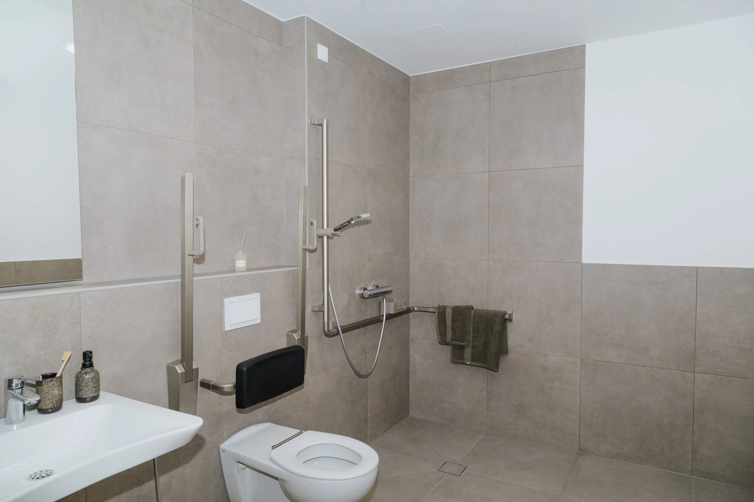 Badezimmer mit barrierefreier Dusche im betreuten Wohnen