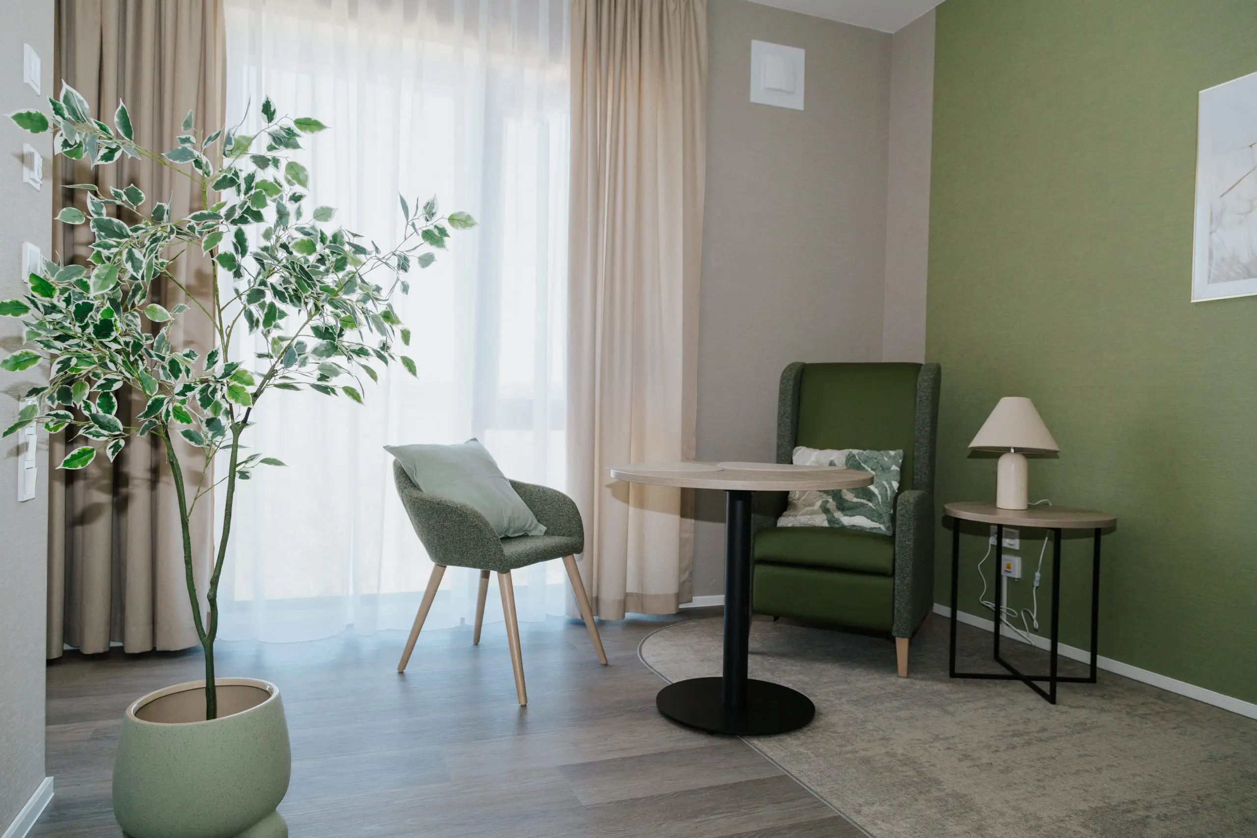 Helles Pflegezimmer mit Fensterfront in der Verhinderungspflege