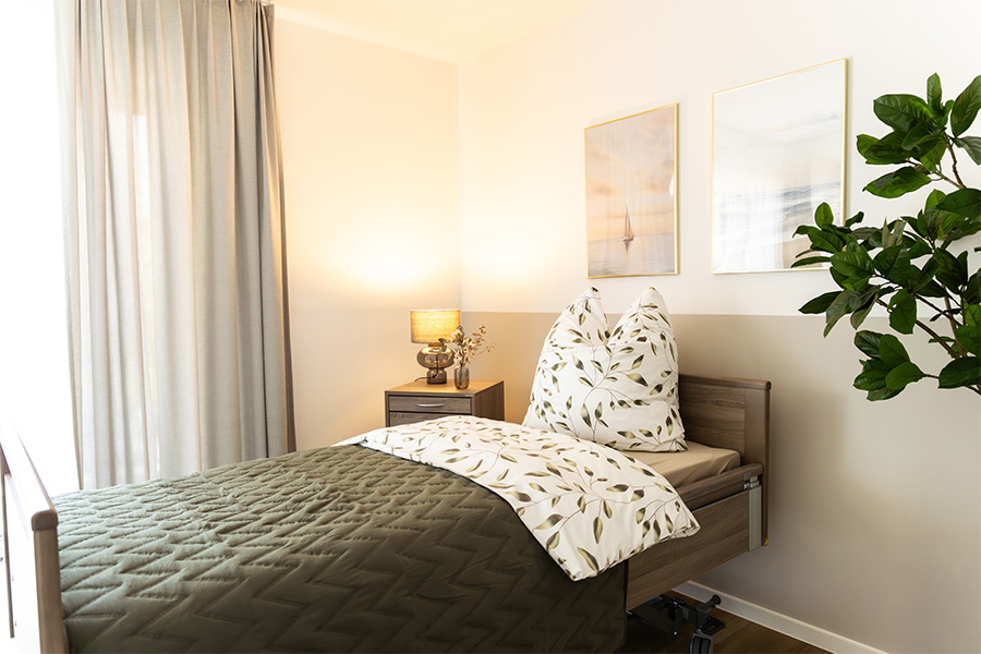 Helles Zimmer im betreuten Wohnen mit Einzelbett