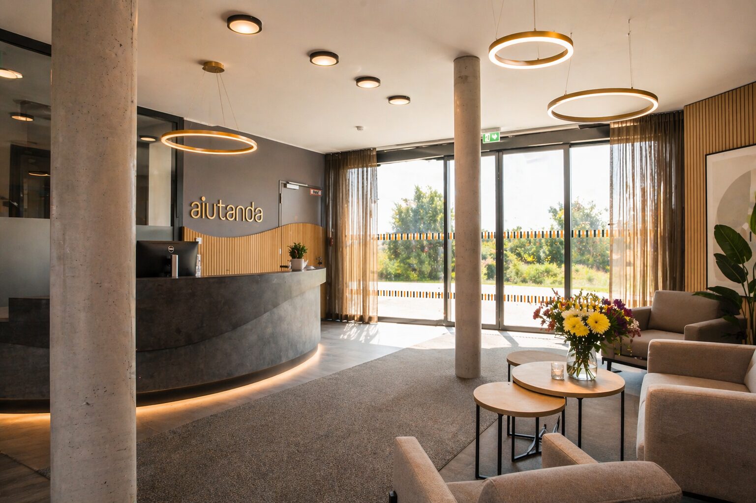 Moderner Empfang mit Lounge