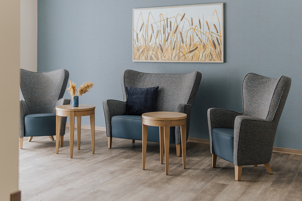 Lichtdurchfluteter Raum mit gemütlichen Sitzmöglichkeiten