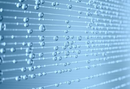 alt=Wassertropfen auf Schnüren