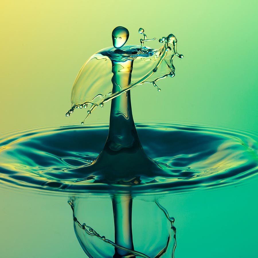 alt=Wassertropfen vor gelb-grünem Hintergrund