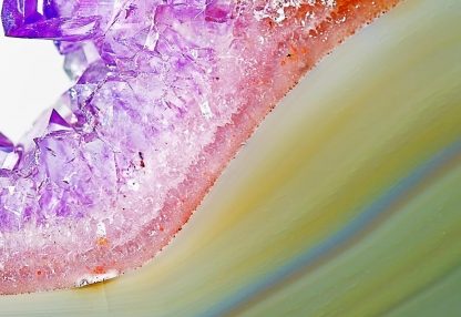 alt=Nahaufnahme bunter Kristall