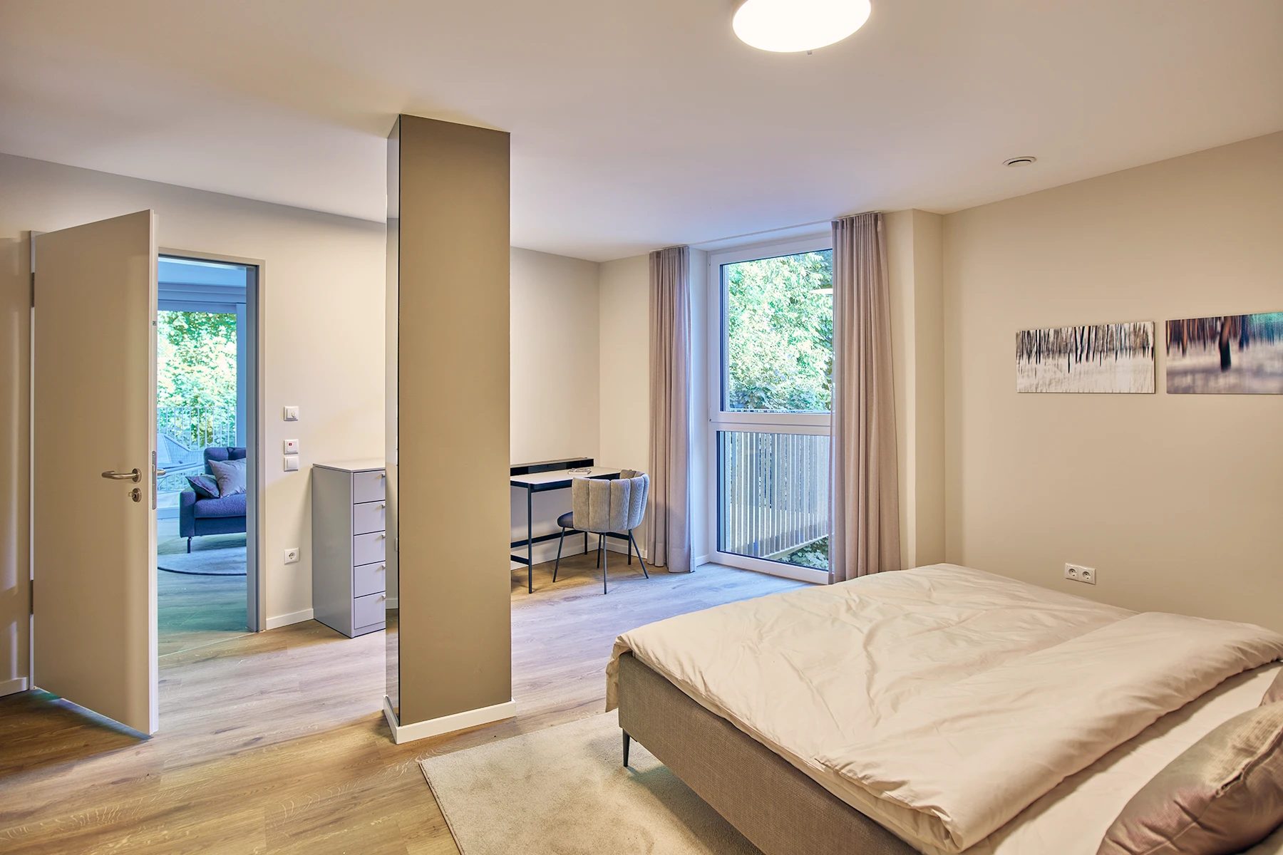 Modernes Schlafzimmer mit Arbeitsbereich