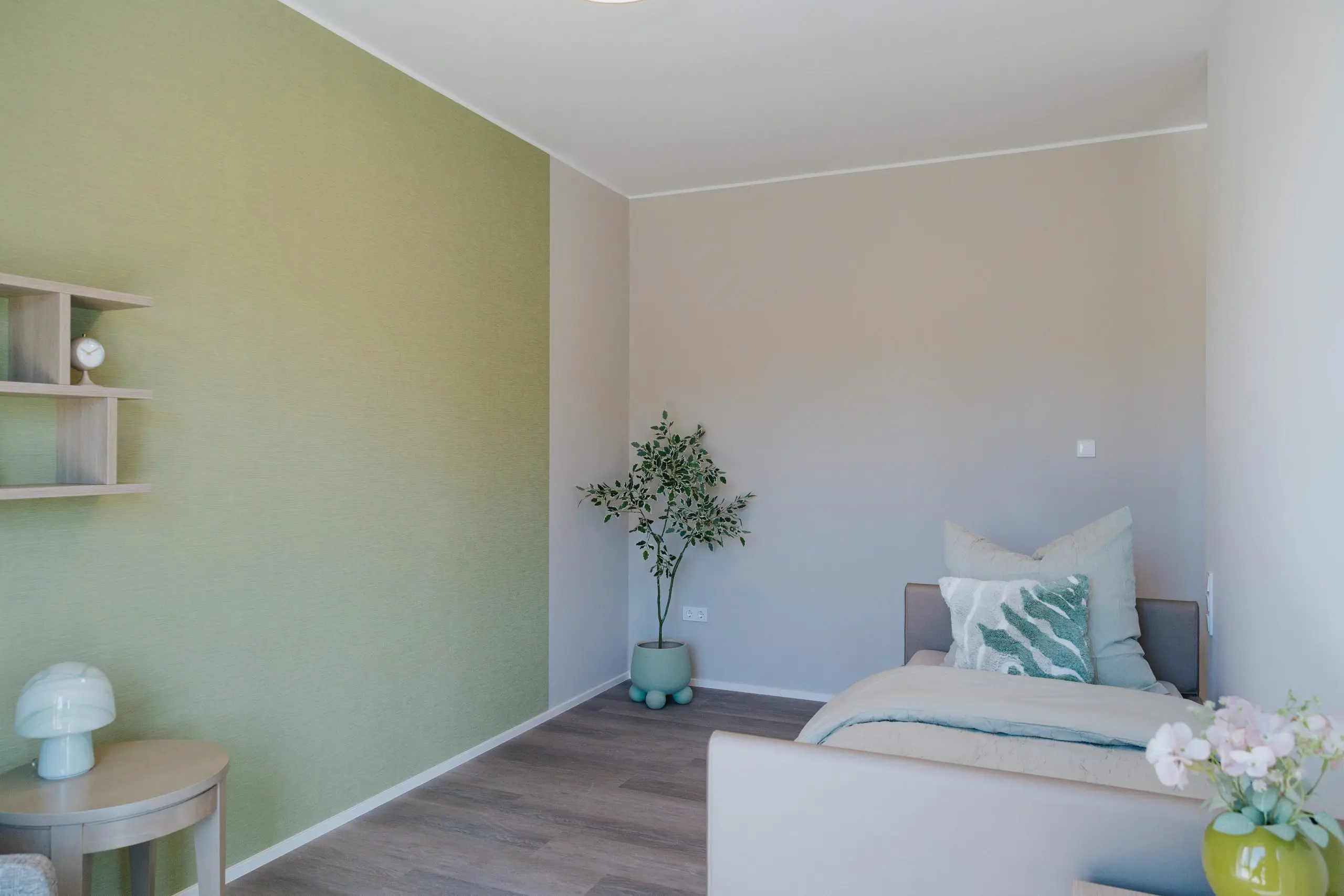 Wohnraum im betreuten Wohnen mit Einzelbett und stilvoller Einrichtung