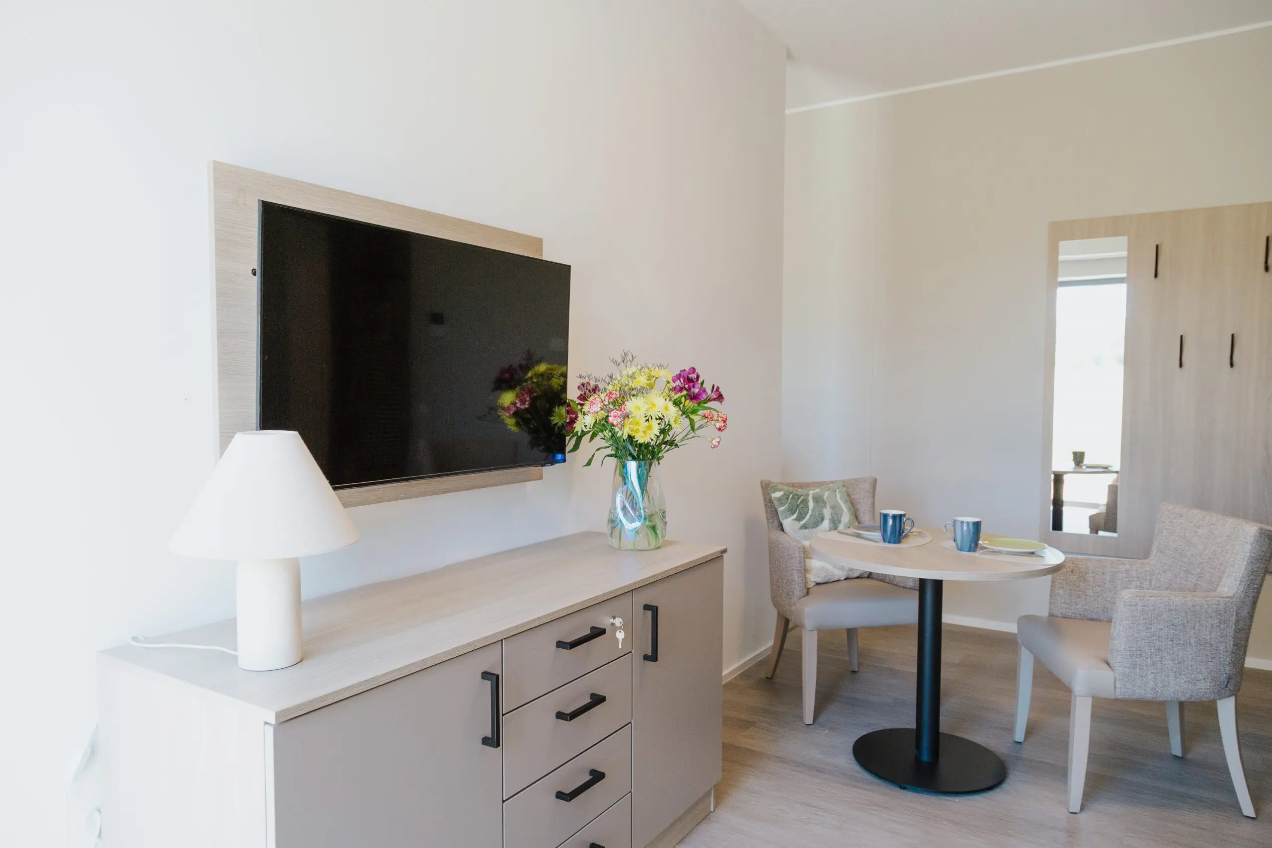 Sitzecke mit Fernseher im betreuten Wohnen