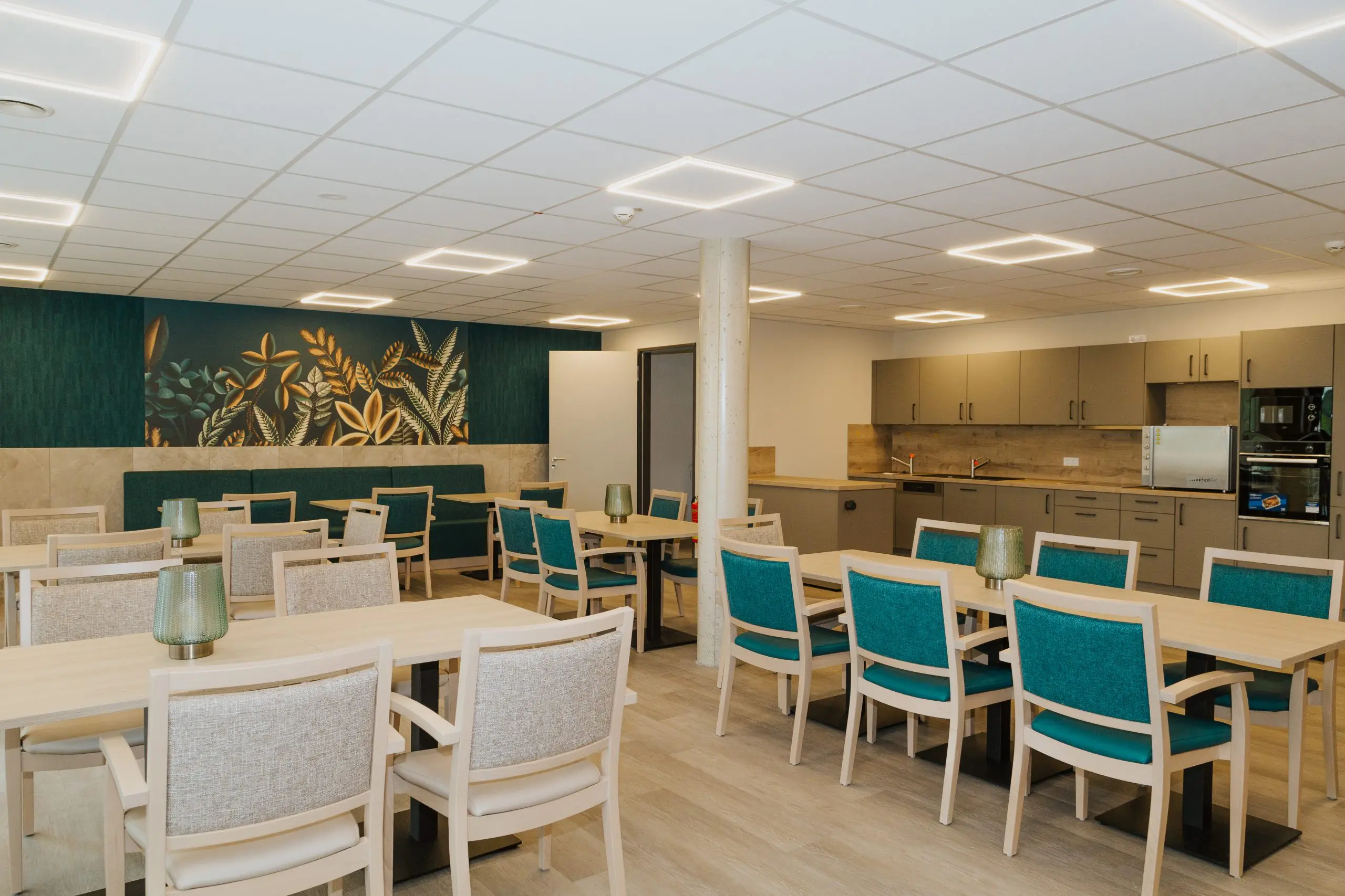 Moderner Aufenthaltsraum mit Küche