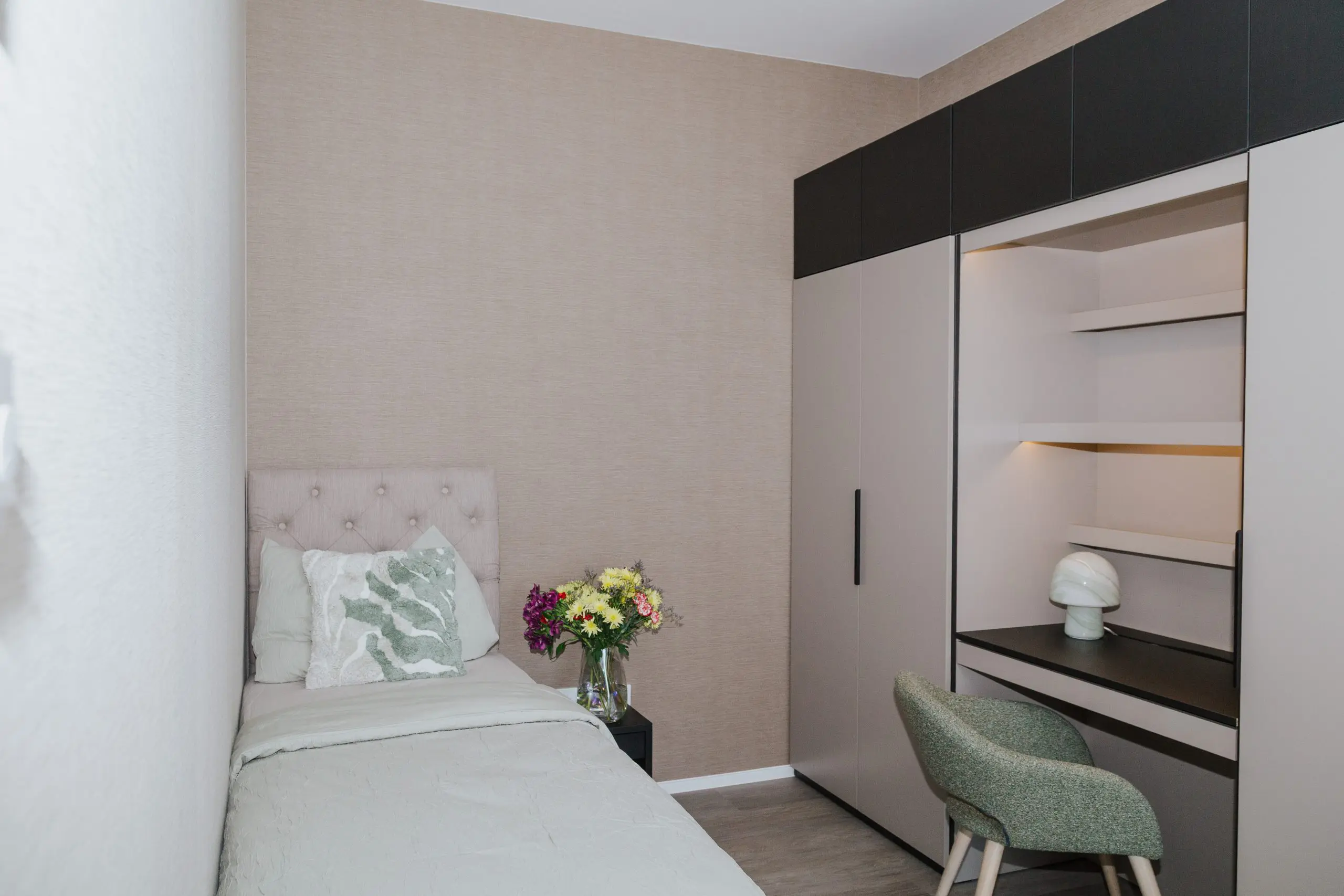 Modernes Einzelzimmer mit Blumen in der Kurzzeitpflege