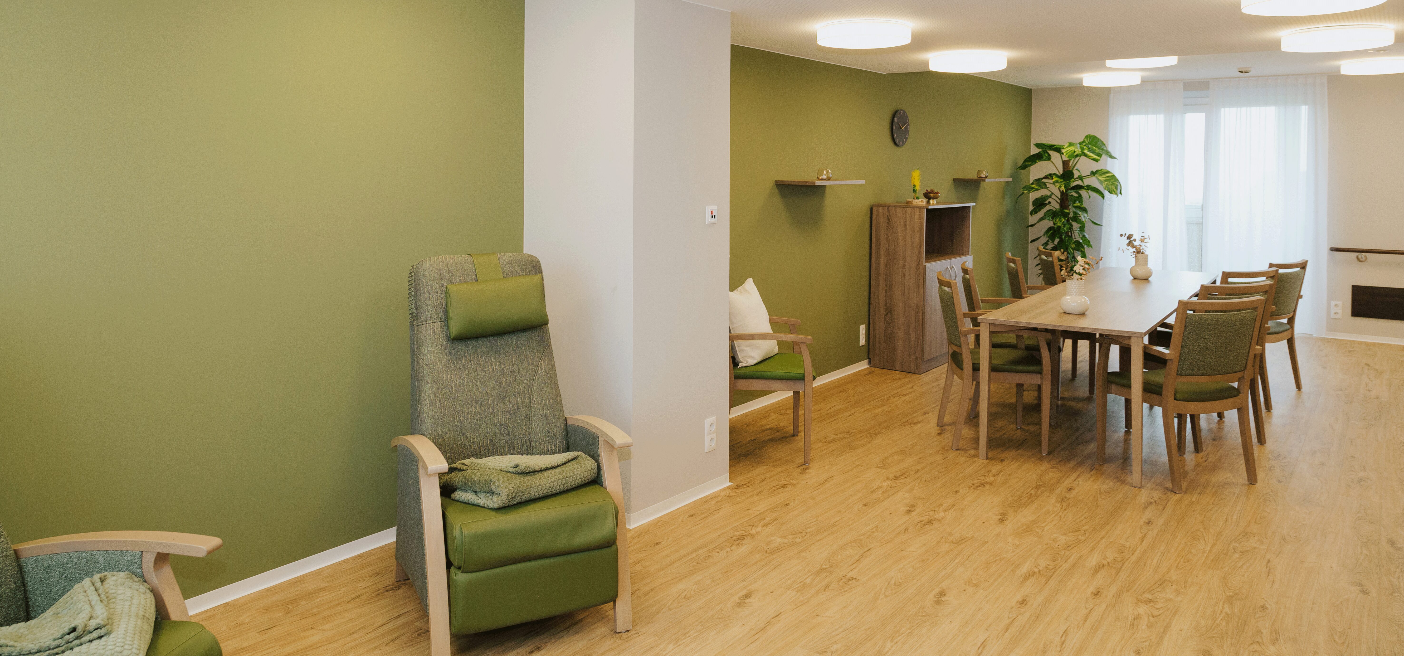 Großzügiger Gemeinschaftsraum mit gemütlichen Sitzmöglichkeiten